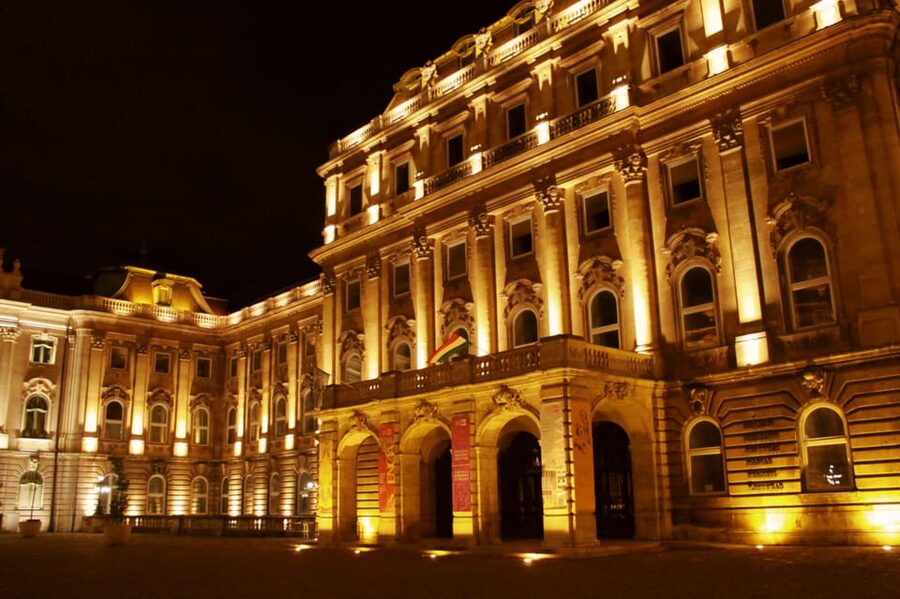 True Crime Walking Tour in the Buda Castle district - The actor-guide makes or breaks the evening