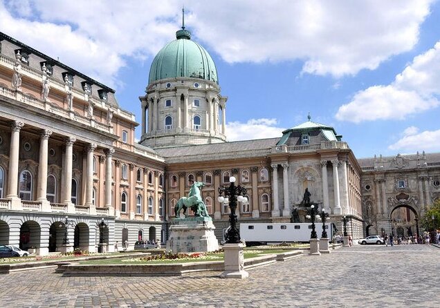 Virtual Reality Walking Tour - Audio commentary that keeps the technology grounded