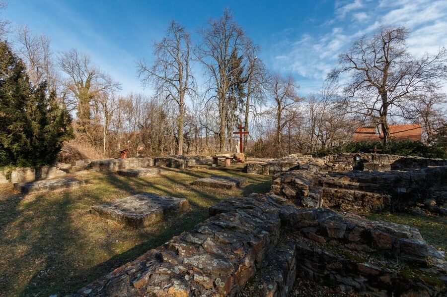 Walk to recent and aged spiritual sanctuaries near Budapest - Lunch, lángos, and a choice about the lookout